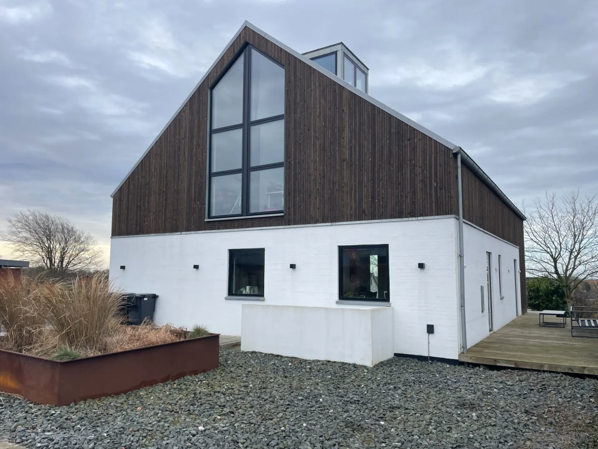 Ombygning og modernisering af klassisk parcelhus, set fra vejsiden i Brønderslev — Arkitekttegnestuen Yderskov
